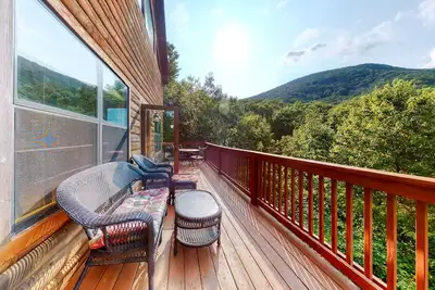 Image de Dog-friendly mountain cabin with a furnished deck, game room & private hot tub