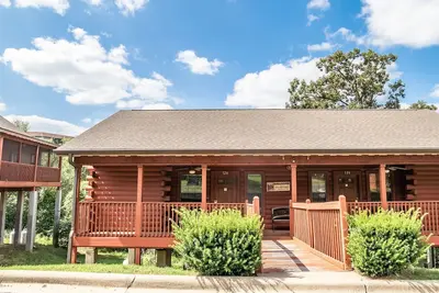 Image de Honeymooner's Cabin with Whirlpool Tub & Fireplace - Heart of Branson