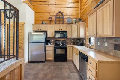 Image de Family Getaway Cabin with Screened Balcony & Fireplace - Heart of Branson