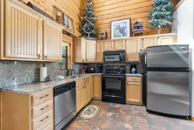 Image de Walk-in Cedar Log Cabin with Gas Fireplace & Whirlpool Tub Show Ticket and Golf Discounts!