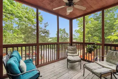 Image de Relax in a Spacious 2br+Loft Log Cabin near Branson Shows & Attractions!