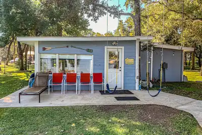 Image de Charming dog-friendly lakefront home with lake view, dock, & washer/dryer