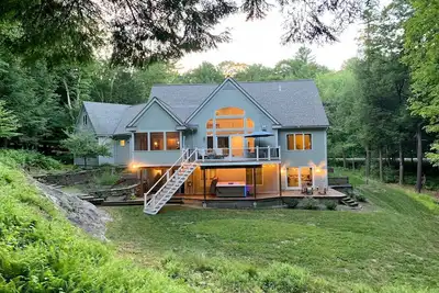 Image de Stunning 6 Br/4. 5 Ba with 7-person hot tub, pool table and Ev charger