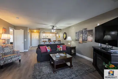 Image de 2 Bedroom Walk-In ~ Golf Course view! ~ Near The Strip! (Cl-C6)