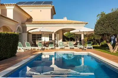 Image de Villa de luxe dans un complexe de golf avec piscine