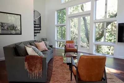 Image de Gorgeous 2Bd + Loft with Deck and Gardens. Soaring 20 ft ceilings, huge windows!