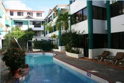 Image de Dowtown guest-friendly hotel room steps from all shops/bars/beaches