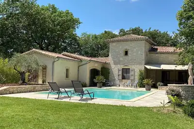 Image de Maison en Pierre avec piscine