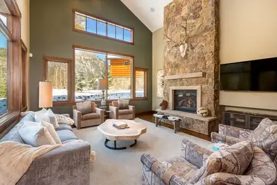 Short Walk to River Run, Private Hot Tub, Tons of Sunshine and Natural Light