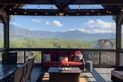 Image de Stunning Mountain Views! ! Multiple Huge Decks, Game Room, Fire Table, Hot Tub! !