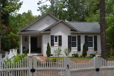 Image de Newly Built 2 Br/2 Ba Quaint cottage in Historic District Pinehurst
