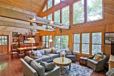 Image de \"The Twisted Branch\" lodge at Bent Tree