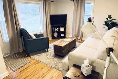 Image de Mayo Discount! 2 main floor bedrooms and bath. Recliner. 6 blocks to Mayo Clinic
