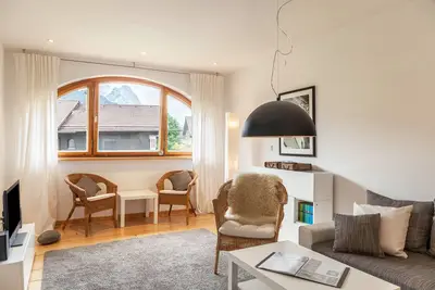 Image de Appartement \"im Blauen Haus\" avec vue sur les montagnes, Wi-Fi, 2 balcons et jardin.