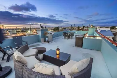 Image de Rooftop Getaway- Ocean View Beach House!