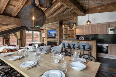 Image de Chalet luxueux avec 5 chambres, hammam, cheminée et grande terrasse au cœur de Val d'Isère