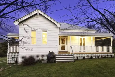 Image de House located on 40 acres overlooking the Goodradigbee River.