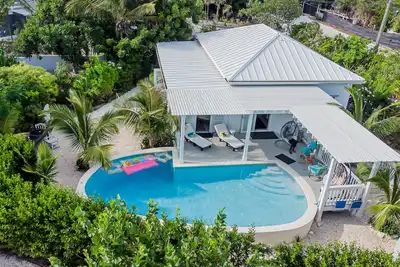Poolhouse By The Beach - 3 Minute Walk to Grace Bay Beach. Private villa