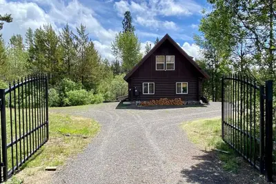 Image de Relaxing 5 Bedroom Log Cabin with Large Backyard