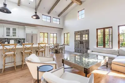 Image de Exquisite luxury executive 3-suite cottage