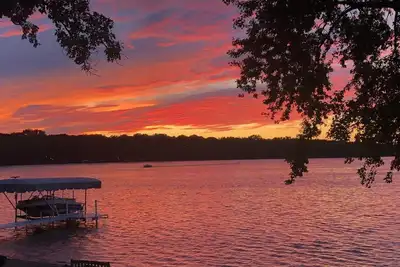 Image de Beautiful walkout lakefront property - Location, Location, Location! ! !
