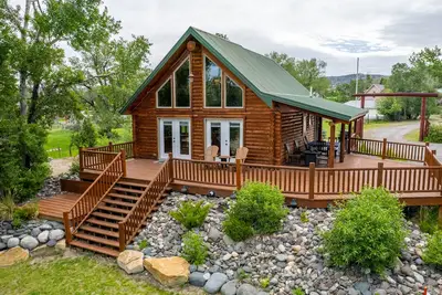 Image de Majestic Wyoming Landscape. Riverfront log cabin. Relax in or explore out!