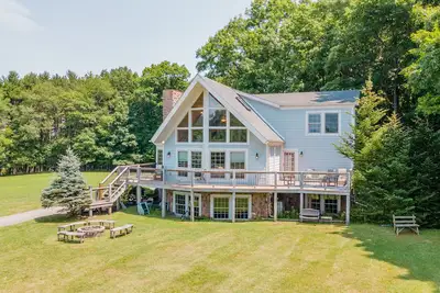 Image de Cozy Dog Friendly Blue Home Near Lake w/ Huge Yard