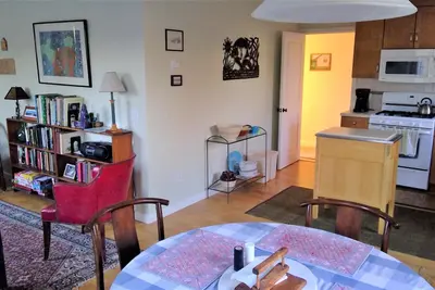 Image de Snug, bright, quiet modern cottage--short walk to beaches!