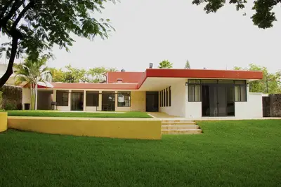 Image de Amplia casa de los 60's restaurada, con alberca, asador y amplio jardin
