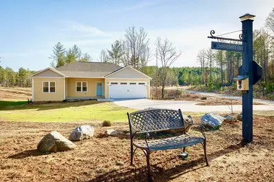 Image de Trailside Escape on the Fonta Flora Trail and near Lake James!