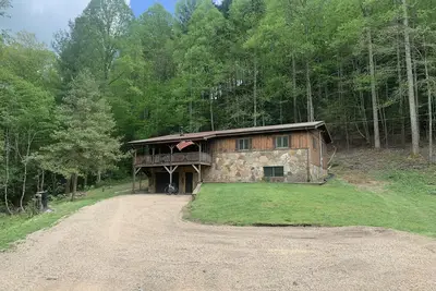 Image de A Real Rock and Timber Frame Cabin all alone bordering Cherokee National Forest