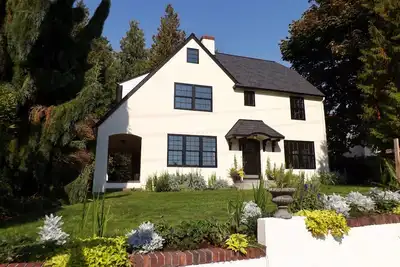 Image de Beautifully redone century-old home. Walk to beach, parks, and restaurants.