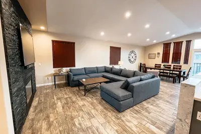 Image de Hot Tub - Just Steps to the Beach - Sleeps 12!