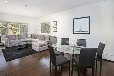 Image de True ski-in/ski-out directly at the base of Vail Mountain. Outdoor pool! !