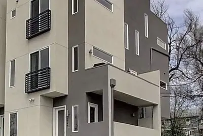 Luxury Townhome with rooftop deck on park and light rail