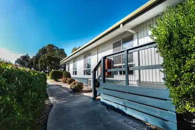 Image de 4 bedroom unit in quiet location- pet friendly