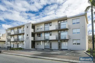 Image de 200 m away from the 'Golden Mile'- exclusive Esplanade Glenelg. Free parking.