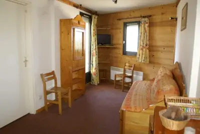 Image de 2 pièces au pied des pistes avec balcon, cuisine équipée et options de services nombreuses