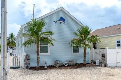 W15 - 3 bed, 2 bath Caribbean Bungalow with Dockage