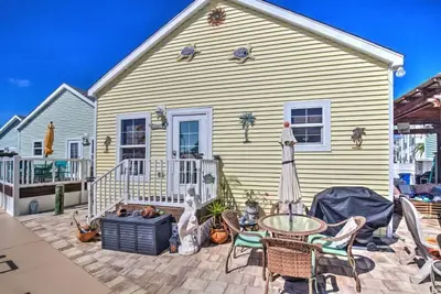 W16 - 3 bed, 2 bath Tropical Bungalow with Dockage