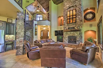 Image de Centrally Located: Lavish Pinetop Paradise!