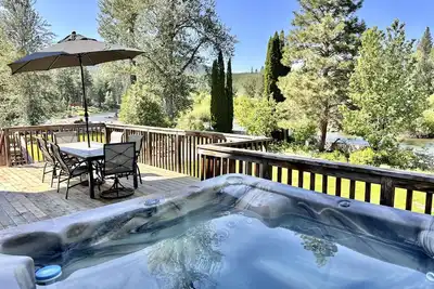 Image de Riverwood Lodge-River! Views! Yard! Hot Tub! Bbq