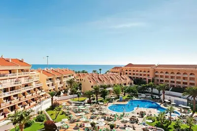 Image de 2 bedroom apartment in a complex on the first line of Las Vistas
