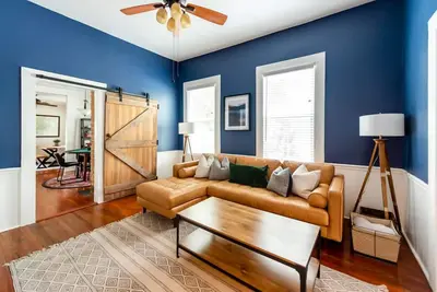 Designer Victorian Apartment Close to Forsyth, Nightlife by Lucky Savannah