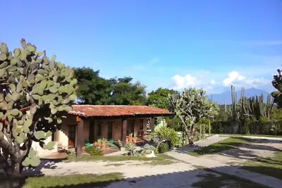 Image de Quiet Country Ranch House Entouré par des vues exotiques et charmant village rural