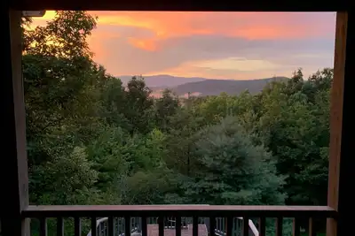 Image de Family and Pet Friendly Mtn Top Cabin, Double Porch, High-Speed WiFi/SmartTVs