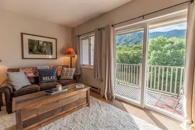 Image de Ski Loon in Minutes! Free Shuttle provided. South Peak view Condo w/ Indoor and Outdoor Pool, Hot Tub and Deck. Walk to the swimming hole!