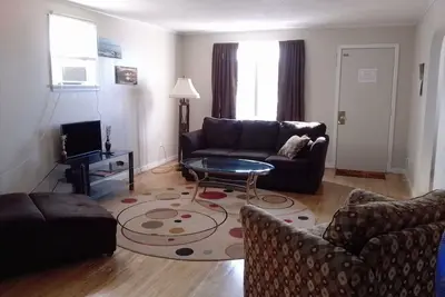 Image de 2 Bedroom Downtown Apartment with off street parking.