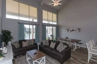 Image de Beautiful Remodeled Luxury Waterfront Property- 3br/2. 5 bath-Sleeps 11! ! !
