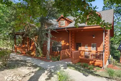 Image de Multi-Unit Walk-in Cedar Log Cabin - Just off of Branson's 76 Country Blvd! Golf &Ticket Deals